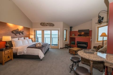 Design Suite, 1 King Bed with Sofa bed, Non Smoking (Northland Voyageur #4) | 1 bedroom, premium bedding, down comforters, pillowtop beds