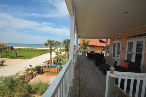 Wraparound decks made for sunshine, sea breezes, and ocean views