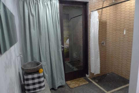 Superior Double Room | Bathroom shower