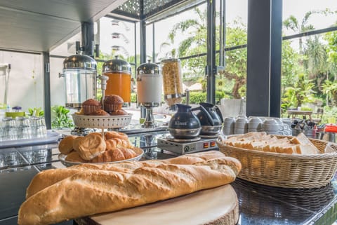 Daily buffet breakfast for a fee