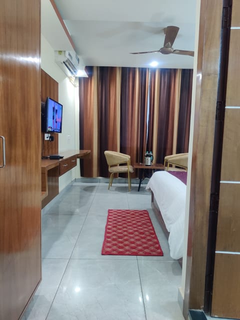 Superior Double Room, 1 King Bed, Accessible | Pillowtop beds, individually decorated, individually furnished, desk