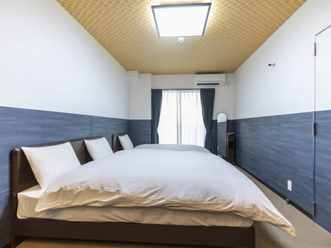 Triple Room, Non Smoking | Desk, free WiFi, bed sheets