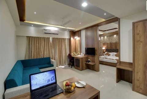 Suite Room | 1 bedroom, individually furnished, desk, blackout drapes