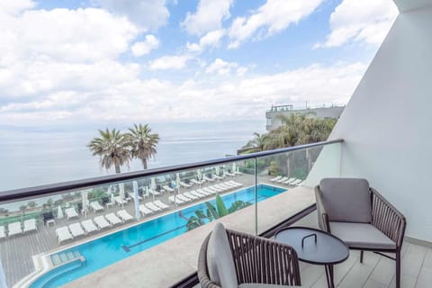 Deluxe Double Room, Balcony, Lake View | Minibar, in-room safe, desk, soundproofing