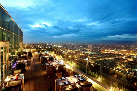 2 restaurants; breakfast, lunch, and dinner served