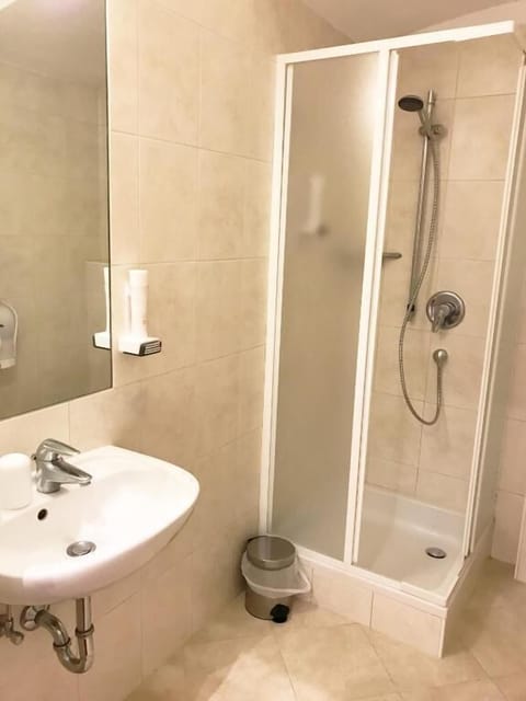 City Room, 2 Bedrooms, Non Smoking (no kitchen) | Bathroom | Shower, hair dryer, towels