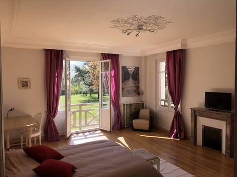 Executive Room | Premium bedding, minibar, individually decorated, individually furnished