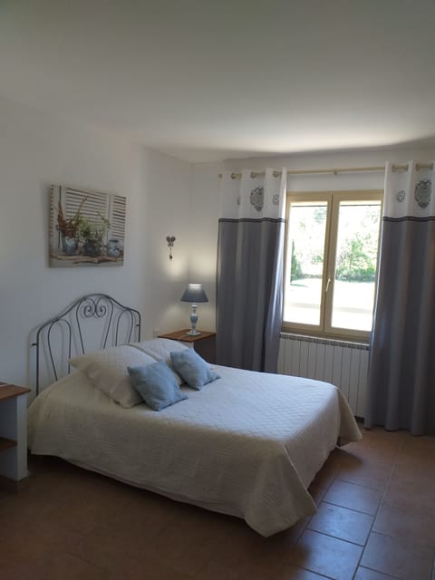 Comfort Room (Zora) | Premium bedding, desk, free WiFi, bed sheets