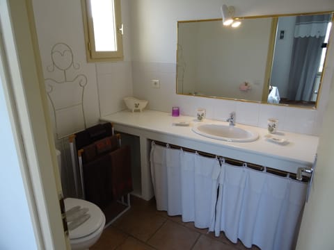 Comfort Double or Twin Room (Nais) | Bathroom sink