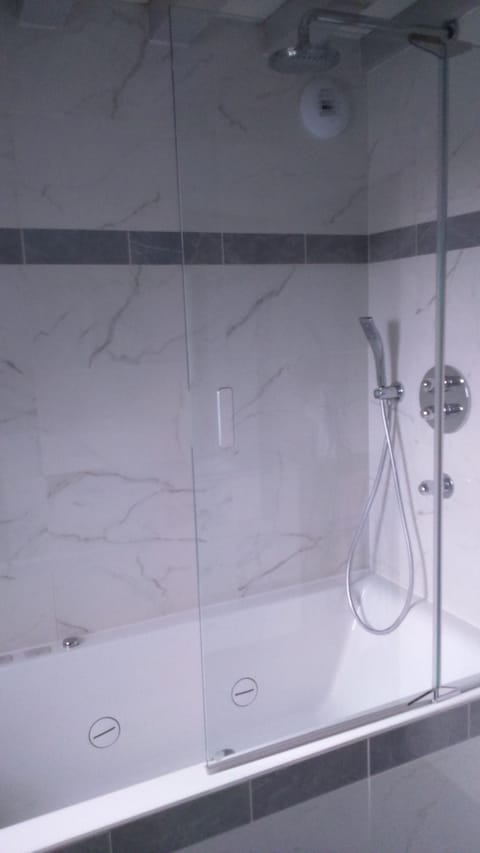 Double Room (Jean-de-Julienne) | Bathroom | Free toiletries, towels