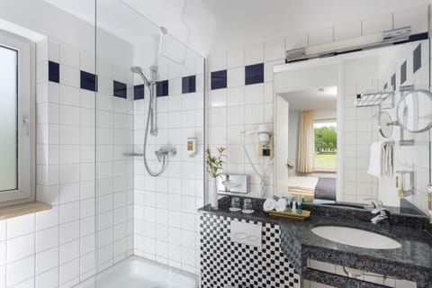 Standard Double Room | Bathroom | Shower, hair dryer, towels
