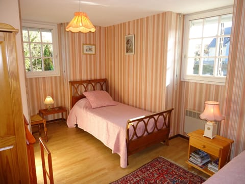Basic Double Room (Rose) | Premium bedding, individually decorated, individually furnished