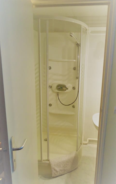Classic Triple Room, Multiple Beds (Glycine) | Bathroom shower