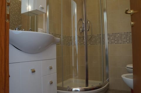 Shower, rainfall showerhead, free toiletries, bidet