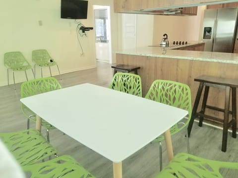 Eat in kitchen seats 8 people; plus stools. Cable tv in kitchen.