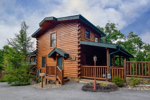 Exterior view with plenty of parking for 3 cars , easy parking on flat road 
