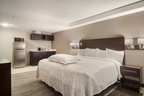 Desk, blackout drapes, free WiFi, bed sheets