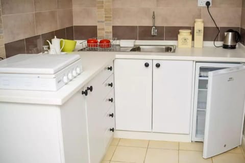Studio | Private kitchen | Fridge, stovetop, electric kettle, cookware/dishes/utensils
