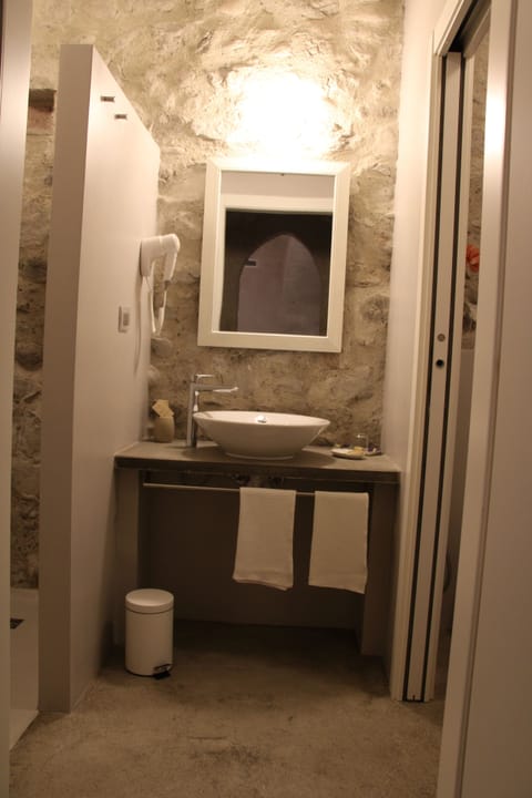 Triple Room | Bathroom sink