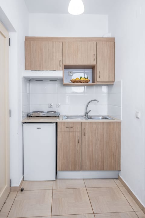 Fridge, stovetop, electric kettle, toaster