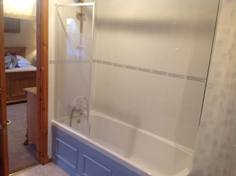 Superior Double Room, Lake View (Room 3) | Bathroom | Free toiletries, hair dryer, towels