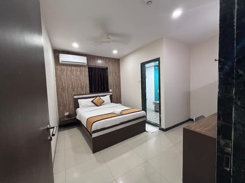Deluxe Double Room | In-room safe, desk, free WiFi, bed sheets