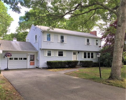Extra large 5 Bdr house with the garage and large backyard