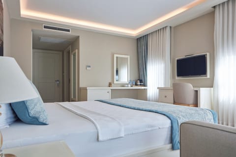 Superior Corner Room | Memory foam beds, minibar, in-room safe, desk