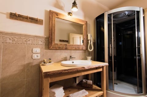 Exclusive Double Room (Rododendro) | Bathroom | Shower, hydromassage showerhead, free toiletries, hair dryer