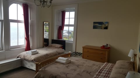 King or Twin Room | Desk, iron/ironing board, free cribs/infant beds, bed sheets