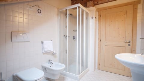 TRIPLE ROOM WITHOUT BALCONY | Bathroom | Free toiletries, hair dryer, bidet