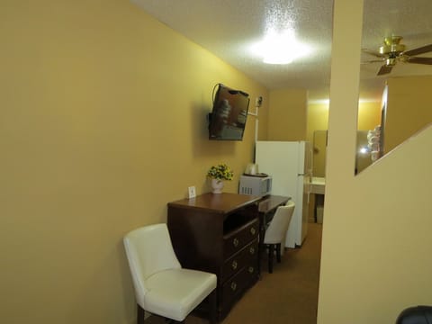 One King Bed, Non-Smoking | Room amenity