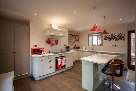 Apartment, Multiple Beds | Shared kitchen | Full-size fridge, microwave, oven, stovetop