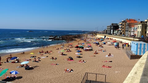 Beach nearby, white sand, 6 beach bars
