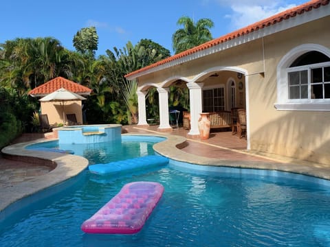 Large Pool w/ jacuzzi and outdoor music system