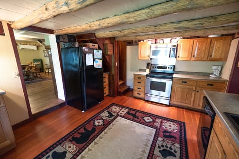 Refrigerator, stove/oven, microwave and dishwasher in the kitchen.