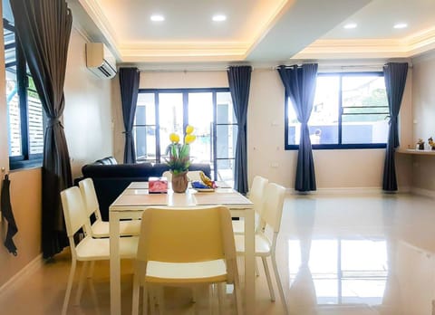 4 Bedrooms House | Living area | 55-inch flat-screen TV with cable channels, LCD TV