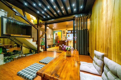 Single family house, 4 bedrooms | Living area | Flat-screen TV