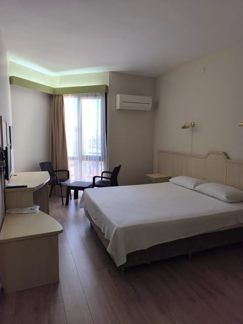 Classic Room, Non Smoking | In-room safe, free WiFi, bed sheets