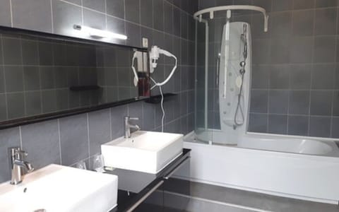 Triple Room | Bathroom | Combined shower/tub, free toiletries, hair dryer, towels
