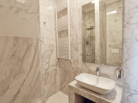 Superior Double Room | Bathroom | Shower, rainfall showerhead, hair dryer, bidet