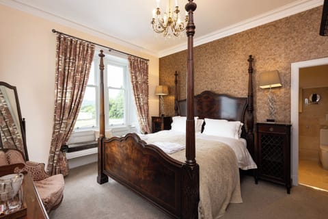 (Bridal Suite) Super King with Lake View Ensuite Rm 2 | Egyptian cotton sheets, premium bedding, individually decorated