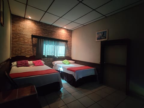 Basic Room | Laptop workspace, WiFi (free), bed sheets