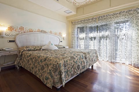 Suite | Minibar, in-room safe, desk, laptop workspace