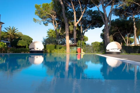 Seasonal outdoor pool, an infinity pool, pool umbrellas, sun loungers
