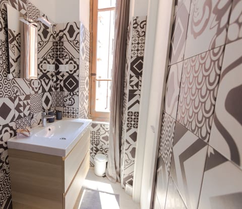 Design Room, 1 Queen Bed | Bathroom | Shower, free toiletries, hair dryer, bidet