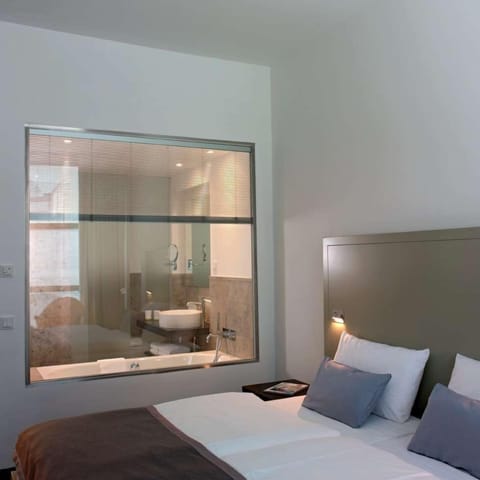 Room (XL) | Hypo-allergenic bedding, in-room safe, desk, free WiFi