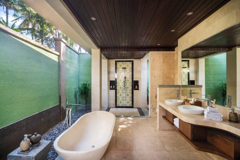 Royal Pool Villa with Extra Benefit | Bathroom | Separate tub and shower, deep soaking tub, designer toiletries