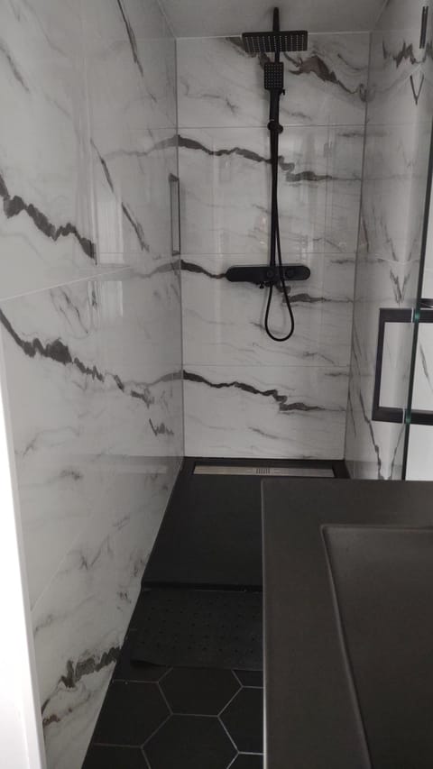 Double Room | Bathroom | Shower, free toiletries, hair dryer, towels