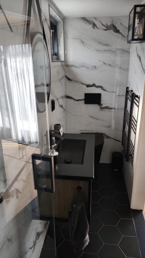 Double Room | Bathroom | Shower, free toiletries, hair dryer, towels